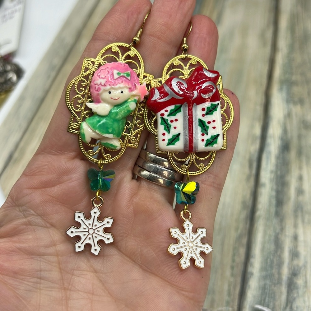⭐️Adorned Crown Jewelry asymmetrical angel present Christmas earrings - Picture 3 of 7